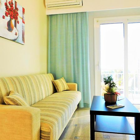 Arisvi All Seasons Hotel สกาลากาลโลนิส ภายนอก รูปภาพ